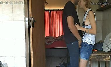 偷拍抓到我老公和年轻18+邻家女孩