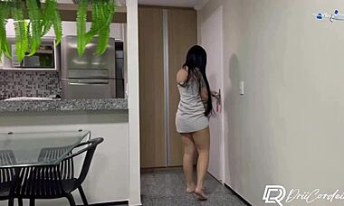 Entregador de delivery pega morena gostosa na entrega, tudo gravado pro corninho!