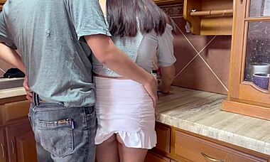 Trato de ver los pantis de la hijastra de mi empleada. Es tan tímida en misionero.