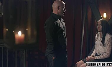 富豪慈善家收容无家可归18+少女，发现隐藏BDSM地牢场景