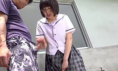 不可思议！cosplay妹子动漫制服被狂舔！