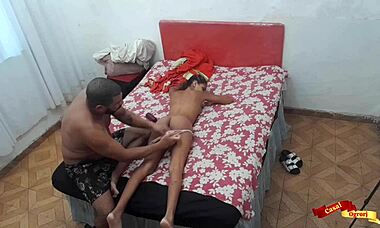 dedilhando o cuzinho da minha enteada asiática magrinha de 18 anos