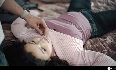 继父冻结少女并猛操她到狂野高潮