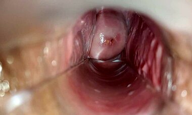 激烈高潮特写捕捉在她湿润阴道内