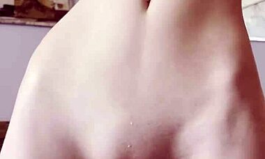 可爱娇小18+女孩Maiskii手指我紧致剃毛阴道直到高潮自制片