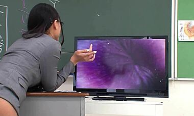 瘦弱日本老师在教室诱惑双重内射