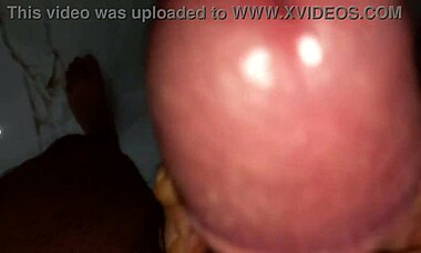 继母的家用淋浴以巨大鸡巴射精结束。浴室里的冒险手淫！