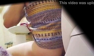 Mi Madrastra Argentina Pillada Orinando Con Coño Abierto