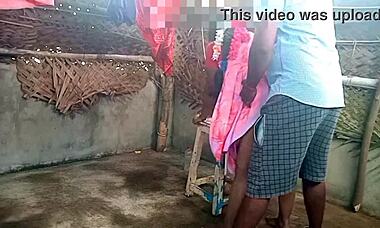 印度纱丽阿姨和年轻男孩激情操