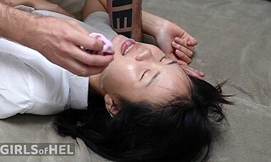 爸爸用袜子塞住baebi hel的小嘴 捏我那对18+小奶子 爸爸塞嘴