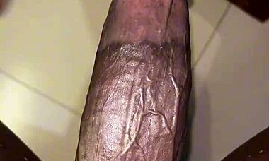 像奴隶一样深喉性玩具，丝袜手套，恶心到极致