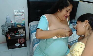 我给18岁继女喂奶然后手指她甜蜜处女阴道