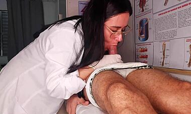 enfermeira observa ereção do paciente