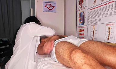 enfermeira observa ereção do paciente