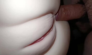 嘿，看这紧致小穴和屁股被玩具近距离玩弄！